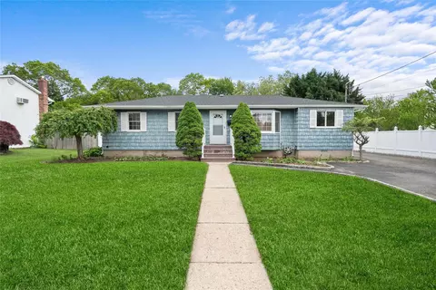 146 Geneva St, Bay Shore, NY 11706