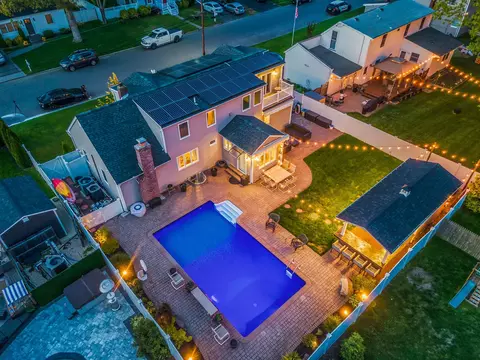 2 High St, Sayville, NY 11782