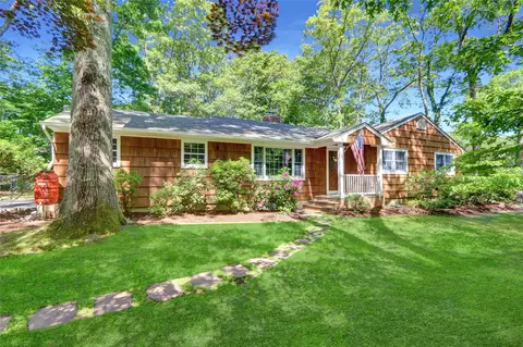 44 Mud Rd, Setauket, NY 11733