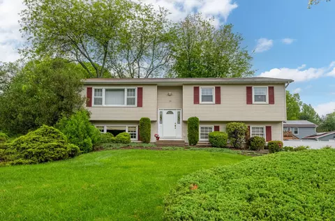 10 Parklyn Ct, Clarkstown, NY 10954
