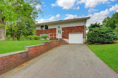 14 Split Cedar Dr, Islandia, NY 11749