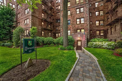 209 Garth Rd #3F, Scarsdale, NY 10583
