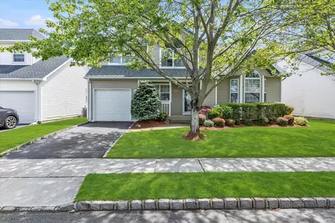 176 Cranberry Ct, Melville, NY 11747