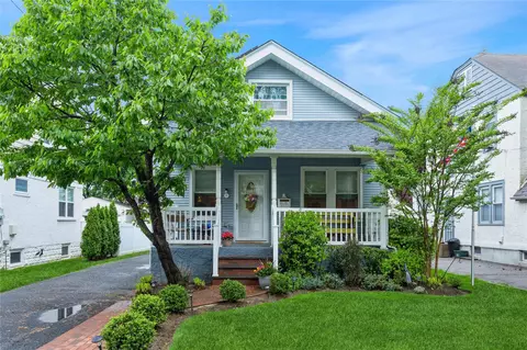 85 Lexington Ave, Malverne, NY 11565
