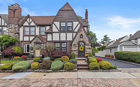 306 Buchanan Ave, North Hempstead, NY 11501