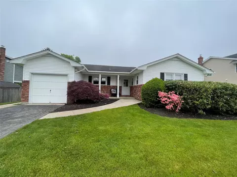 52 Hofstra Dr, Smithtown, NY 11787