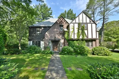 1 Linford Rd, North Hempstead, NY 11021