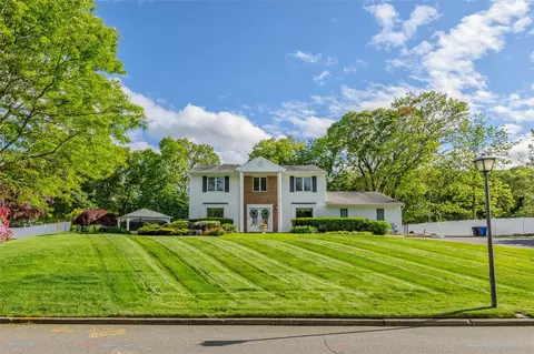 104 Majestic Dr, Dix Hills, NY 11746