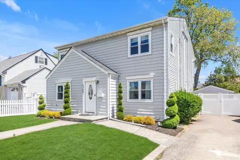 2389 Spruce St, Seaford, NY 11783