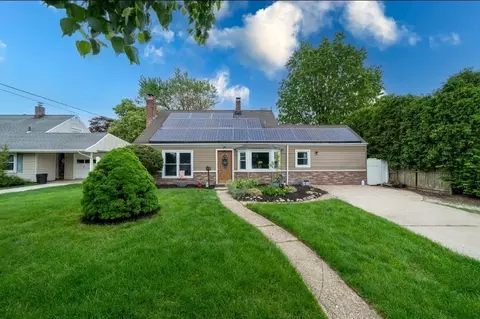 33 Saddle Ln, Levittown, NY 11756