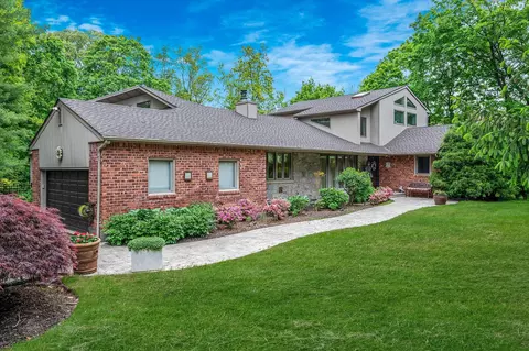 2 Farmview Dr, Dix Hills, NY 11746
