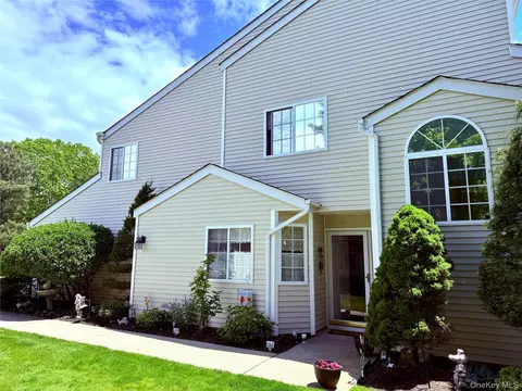 186 Gothic Cir, Manorville, NY 11949