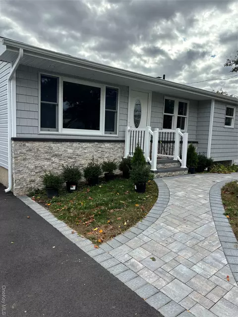 14 Chenango Dr, Bay Shore, NY 11706