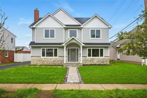 121 Claudy Ln, North Hempstead, NY 11040