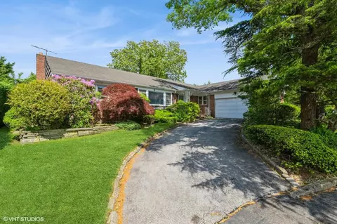 7 Ivy Ln, Lawrence, NY 11559