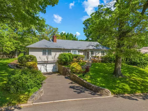 1 Talbot Dr, North Hempstead, NY 11020