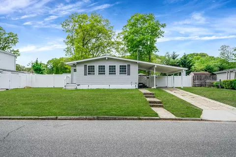 30 Crestwood Ln, Lake Ronkonkoma, NY 11779