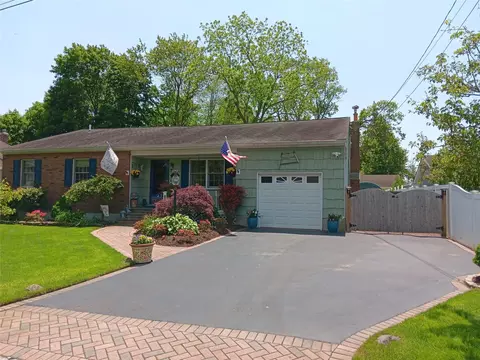 56 5th St, West Sayville, NY 11796