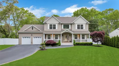 74 Buckley Rd, Patchogue, NY 11772