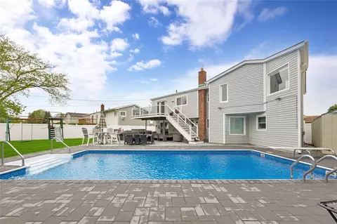 23 Evelyn Dr, Bethpage, NY 11714