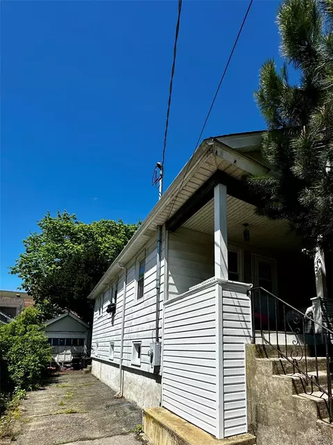 18 Sportsmans Ave, Freeport, NY 11520