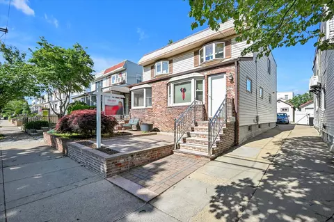 32-37 200th St, New York, NY 11361