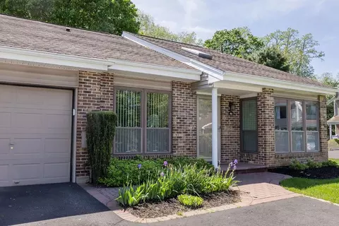 46 W Pond Ct, Smithtown, NY 11787