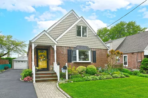 129 Brown St, North Hempstead, NY 11501