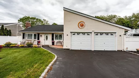 20 Nantucket Dr, Medford, NY 11763