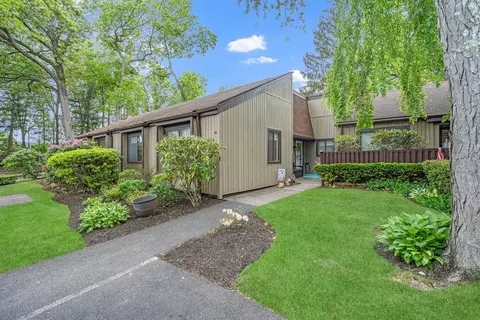 80 Strathmore Gate Dr, Stony Brook, NY 11790