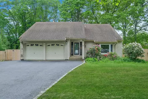 12 Grand Canyon Ln, Coram, NY 11727