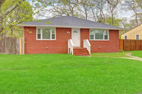 97 Overlook Dr, Mastic Beach, NY 11951