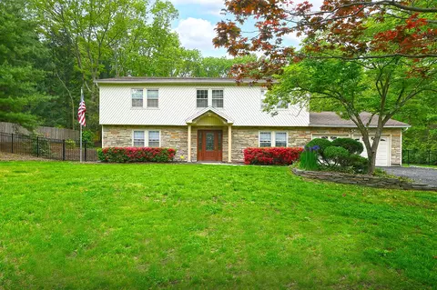112 Stonehurst Ln, Dix Hills, NY 11746