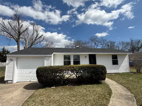 21 Nicoll Ave, Central Islip, NY 11722