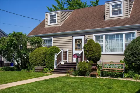 11 Barbara Dr, South Farmingdale, NY 11735