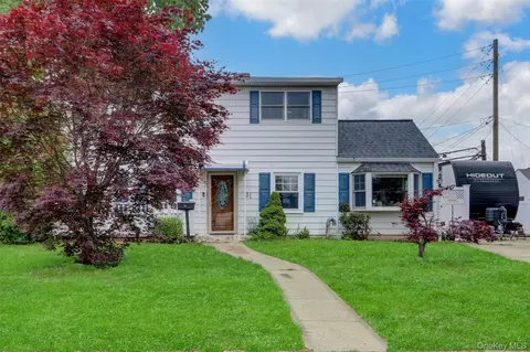 31 Clover Ln, Levittown, NY 11756