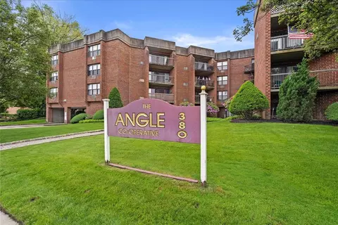 380 Fulton St #E3, Farmingdale, NY 11735
