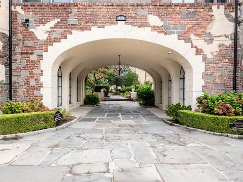 215 Middle Neck Rd #15-2A, North Hempstead, NY 11021