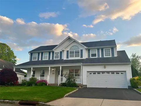 25 Willowbend Ln, Holtsville, NY 11742