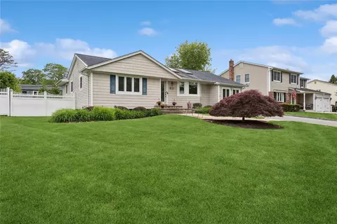 182 S Plaisted Ave, Hauppauge, NY 11788