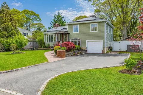 111 Carley Dr, West Sayville, NY 11796