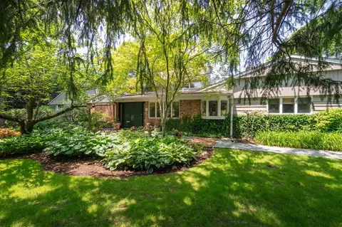14 Old Farm Rd, North Hempstead, NY 11020