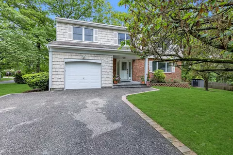 16 Gray Ave, Dix Hills, NY 11746
