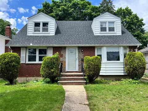 29 West Ave, Hicksville, NY 11801
