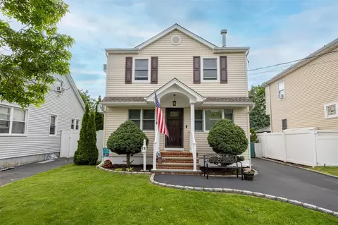 12 Whitman Ave, Bellmore, NY 11710