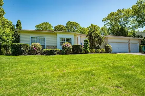 15 English Ivy Ln, Lake Grove, NY 11755