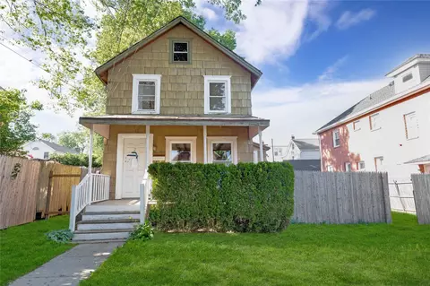 20 Valentine St, Glen Cove, NY 11542