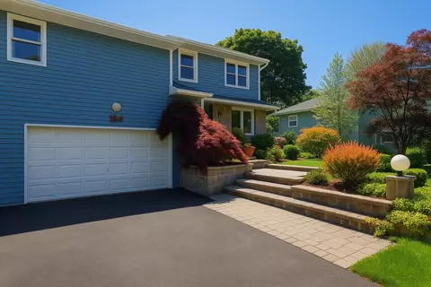 194 Birchwood Park Dr, Jericho, NY 11753