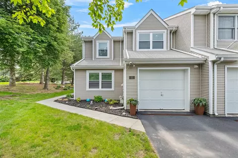 31 Deer Crossing Dr, Fishkill, NY 12524