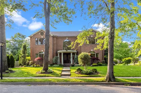 33 Snapdragon Ln, North Hempstead, NY 11577